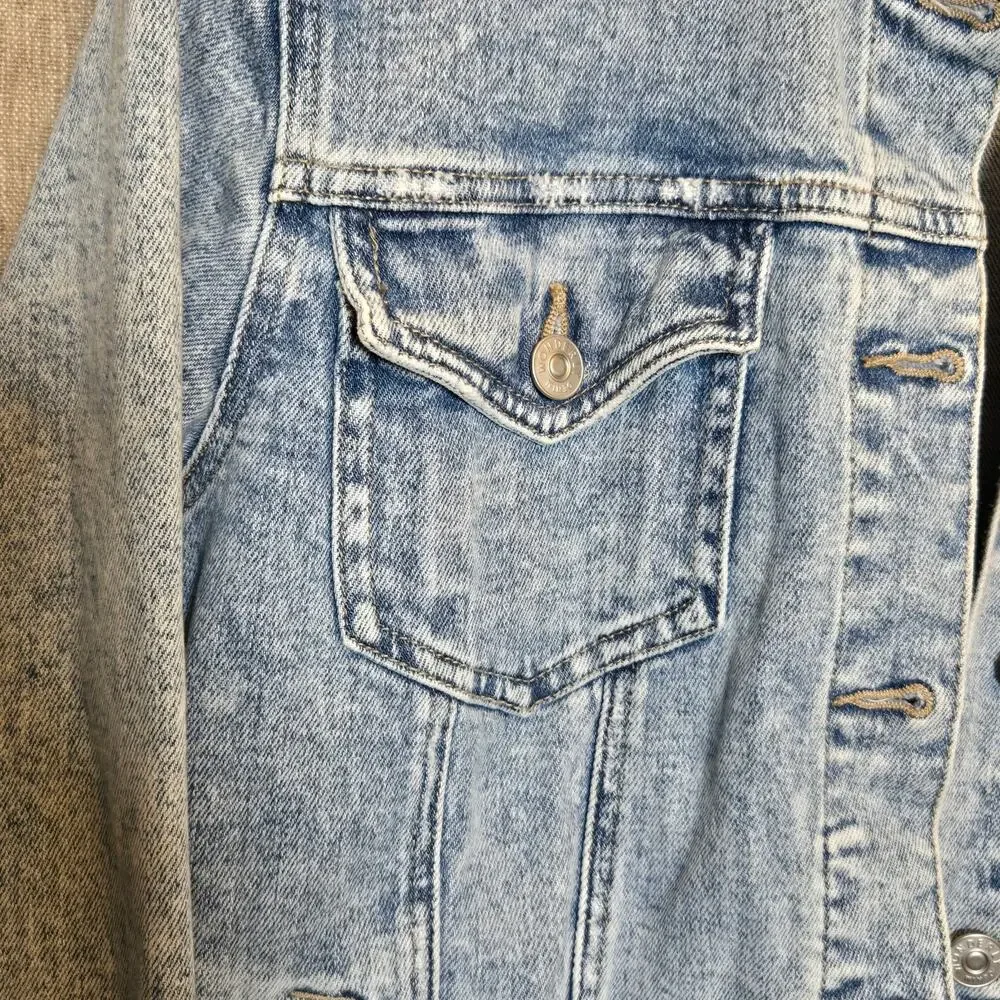 Wonderly Denim Jacket Light Wash Button Front Inside and Outside Pockets